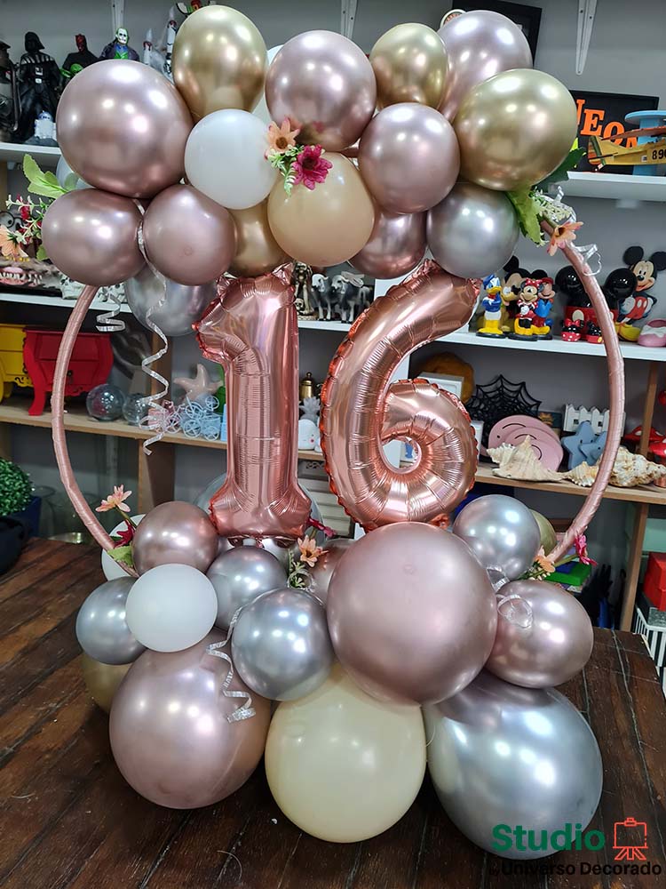 arranjo de balão bambole com numero e flores